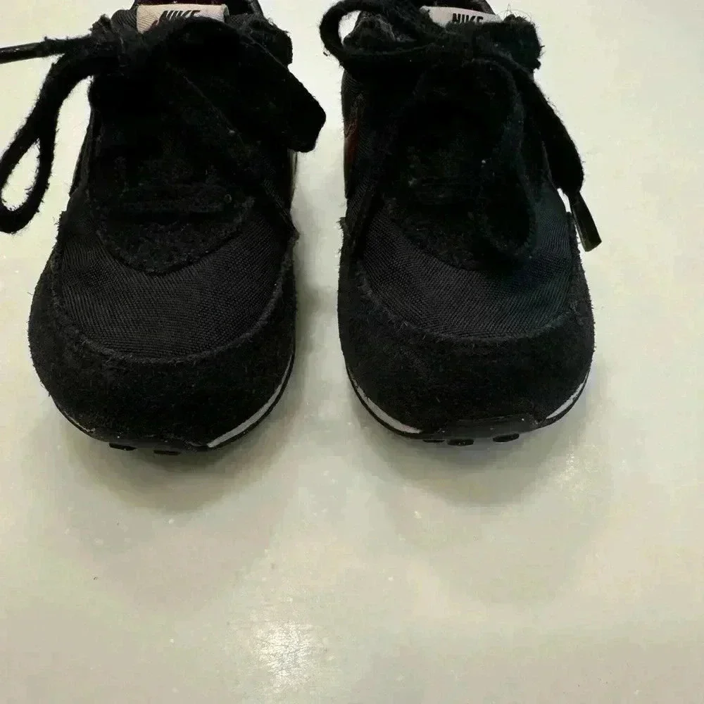 Nike baby girl suede sneakers size 6c. Black with burgandy nike logo.